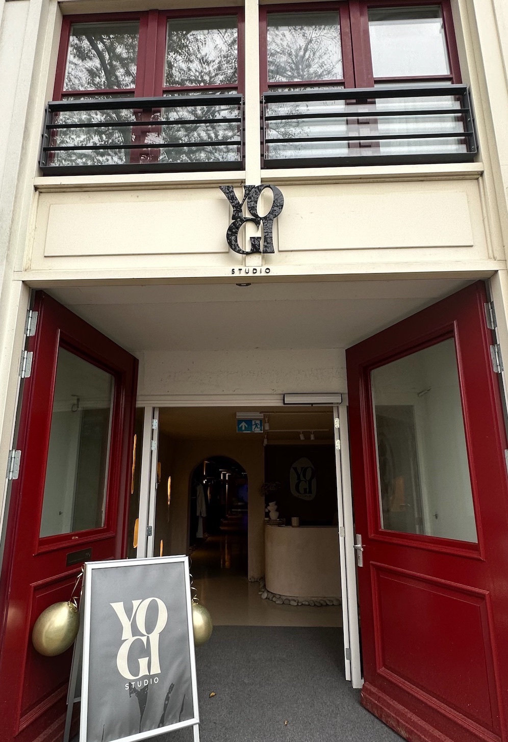 The red front doors of YOGI Studio at Brouwersgracht 156